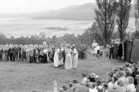 ARH NL Dierssen 0129/0007, Herbstfest der Mittelschule an der Deisterpforte, 1948