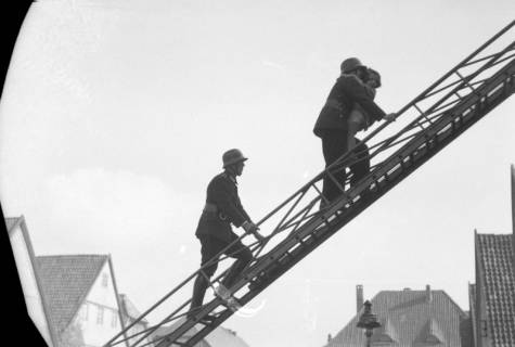 ARH NL Dierssen 0130/0001, Vorführung der Feuerwehr, Springe, 1948