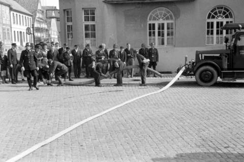 ARH NL Dierssen 0130/0009, Vorführung der Feuerwehr, Springe, 1948