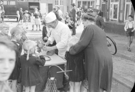 ARH NL Dierssen 0130/0011, Vorführung der Feuerwehr, Springe, 1948