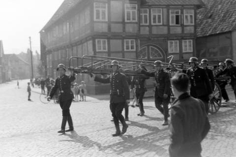 ARH NL Dierssen 0130/0014, Vorführung der Feuerwehr, Springe, 1948