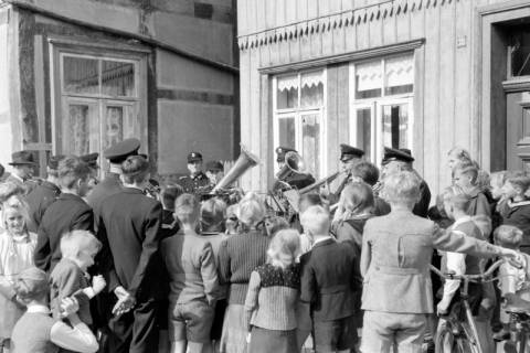 ARH NL Dierssen 0130/0017, Vorführung der Feuerwehr, Springe, 1948