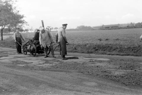 ARH NL Dierssen 0131/0017, Ausbesserung einer Chaussee, 1948