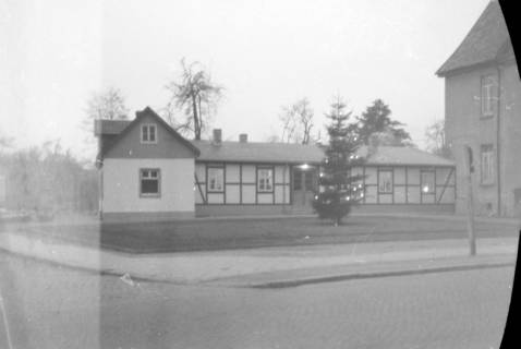 ARH NL Dierssen 0136/0004, Weihnachtsbaum vor dem Rathaus, Springe, 1948