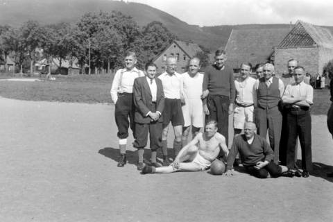 ARH NL Dierssen 0170/0021, Forstarbeiter spielen Fußball, 1949
