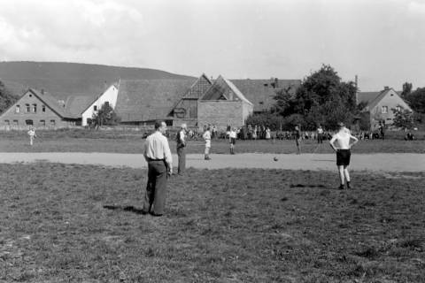 ARH NL Dierssen 0170/0023, Forstarbeiter spielen Fußball, 1949