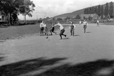 ARH NL Dierssen 0171/0002, Forstarbeiter spielen Fußball, 1949