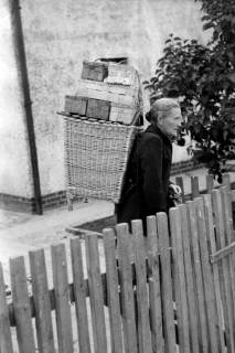 ARH NL Dierssen 0175/0027, Kiepenfrau mit Erdbeeren, 1949
