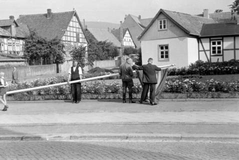 ARH NL Dierssen 0182/0008, Fahnenmast vor dem Rathaus, 1949