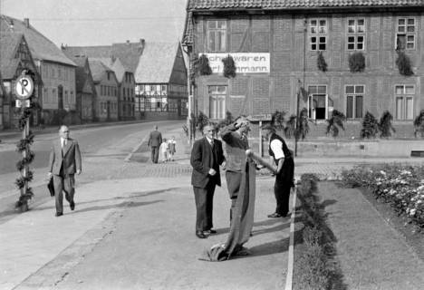 ARH NL Dierssen 0182/0009, Fahnenmast vor dem Rathaus, 1949