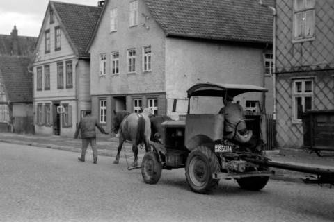 ARH NL Dierssen 0190/0014, Pferde schleppen Trecker ab, 1949
