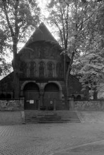 ARH NL Dierssen 0200/0004, Polizei-Ausflug: Nördliche Vorhalle der Stiftskirche St. Simon und Judas (auch Goslarer Dom genannt) in Goslar, 1949