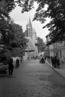 ARH NL Dierssen 0200/0010, Polizei-Ausflug: Straße "Hoher Weg" mit Blick auf das Große Heilige Kreuz, 1949