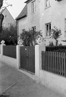 ARH NL Dierssen 0209/0014, Zaun mit Würfeln, 1949