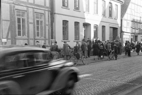 ARH NL Dierssen 1005/0014, Arbeitslose vor dem Arbeitsamt, 1950