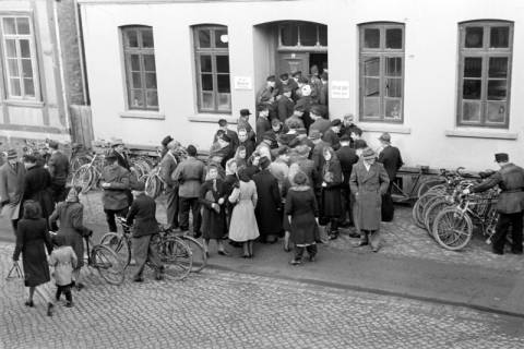 ARH NL Dierssen 1005/0015, Arbeitslose vor dem Arbeitsamt, 1950