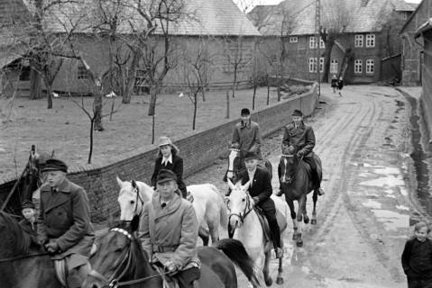 ARH NL Dierssen 1014/0001, Konfirmation (Reitverein bei Landrat Woltmann), 1950