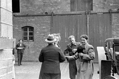 ARH NL Dierssen 1014/0002, Konfirmation (Reitverein bei Landrat Woltmann), 1950