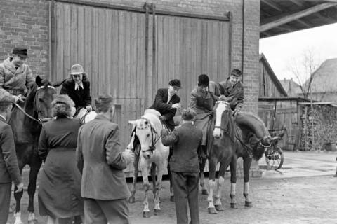 ARH NL Dierssen 1014/0003, Konfirmation (Reitverein bei Landrat Woltmann), 1950