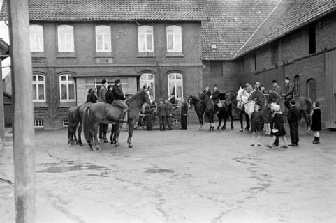 ARH NL Dierssen 1014/0004, Konfirmation (Reitverein bei Landrat Woltmann), 1950