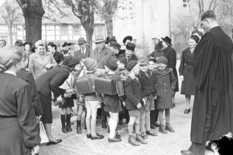 ARH NL Dierssen 1017/0011, Umzug der Schulanfänger, 1950