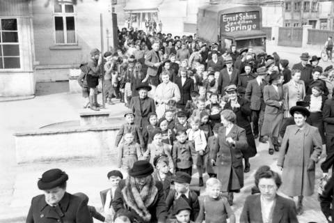 ARH NL Dierssen 1017/0012, Umzug der Schulanfänger, 1950
