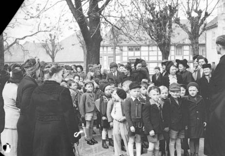ARH NL Dierssen 1017/0014, Umzug der Schulanfänger, 1950