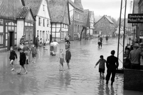 ARH NL Dierssen 1029/0005, Hochwasser in der Echternstraße, Springe, 1950