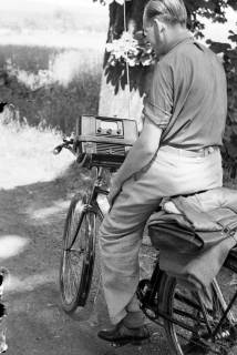ARH NL Dierssen 1034/0006, Radfahrer mit Radio, 1950