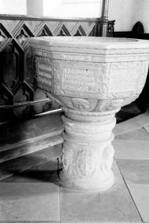 ARH NL Dierssen 1035/0005, Taufstein in der St. Dionysius Kirche, Adensen, 1950