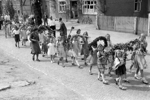 ARH NL Dierssen 1043/0014, Kinderumzug auf dem Sängerfest, Gestorf, 1950