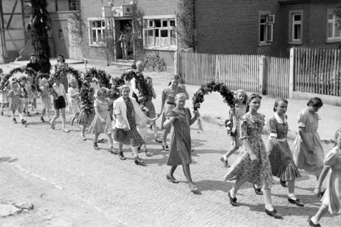 ARH NL Dierssen 1043/0018, Kinderumzug auf dem Sängerfest, Gestorf, 1950