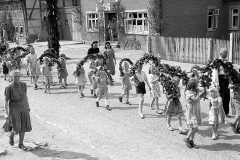 ARH NL Dierssen 1043/0019, Kinderumzug auf dem Sängerfest, Gestorf, 1950