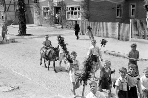 ARH NL Dierssen 1043/0028, Kinderumzug auf dem Sängerfest, Gestorf, 1950