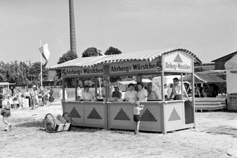 ARH NL Dierssen 1046/0028, Ahrberg's Würstchen Stand auf dem Reitturnier, Springe, 1950