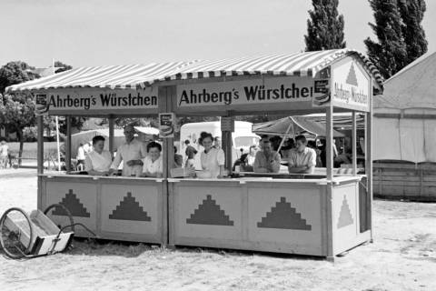 ARH NL Dierssen 1046/0029, Ahrberg's Würstchen Stand auf dem Reitturnier, Springe, 1950