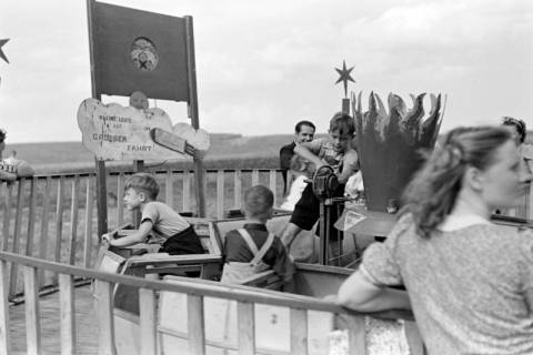 ARH NL Dierssen 1059/0012, Sängerfest, Karussel mit Handbetrieb, Altenhagen I, 1950