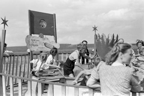 ARH NL Dierssen 1059/0013, Sängerfest, Karussel mit Handbetrieb, Altenhagen I, 1950