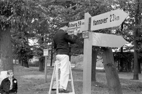ARH NL Dierssen 1078/0001, Beschriften der Wegweiser, Burgdorf, 1950