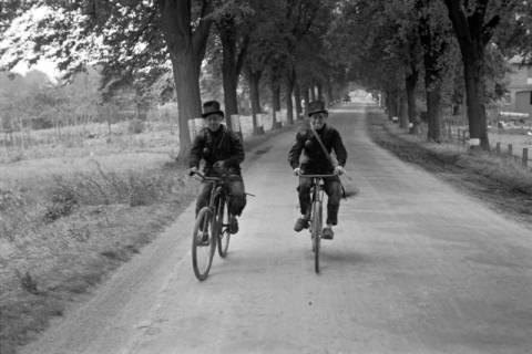 ARH NL Dierssen 1080/0020, Zwei Schornsteinfeger mit Fahrrad, Bissendorf, 1950