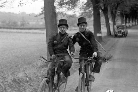 ARH NL Dierssen 1080/0021, Zwei Schornsteinfeger mit Fahrrad, Bissendorf, 1950