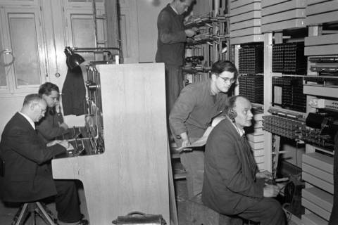 ARH NL Dierssen 1090/0007, Neue Fernsprechanlage im Postamt, Pattensen, 1950