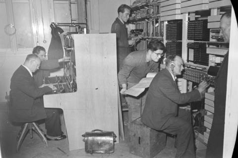 ARH NL Dierssen 1090/0008, Neue Fernsprechanlage im Postamt, Pattensen, 1950