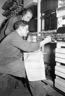 ARH NL Dierssen 1090/0009, Neue Fernsprechanlage im Postamt, Pattensen, 1950