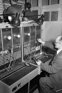 ARH NL Dierssen 1090/0010, Neue Fernsprechanlage im Postamt, Pattensen, 1950