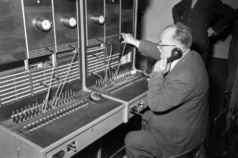ARH NL Dierssen 1090/0011, Neue Fernsprechanlage im Postamt, Pattensen, 1950
