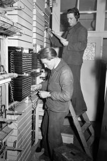 ARH NL Dierssen 1090/0012, Neue Fernsprechanlage im Postamt, Pattensen, 1950