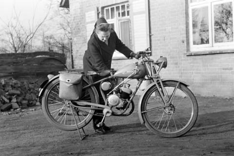 ARH NL Dierssen 1096/0018, Gemeindeschwester Johanna mit Moped, Godshorn, 1950