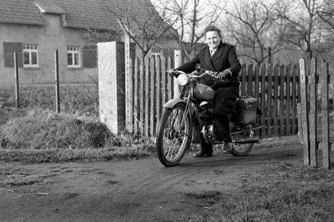 ARH NL Dierssen 1096/0019, Gemeindeschwester Johanna mit Moped, Godshorn, 1950