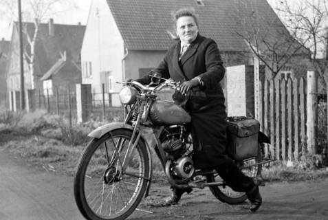 ARH NL Dierssen 1096/0020, Gemeindeschwester Johanna mit Moped, Godshorn, 1950